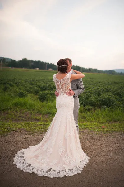 Vintage Lace Back V-Neck Sleeveless Wedding Gown DB020