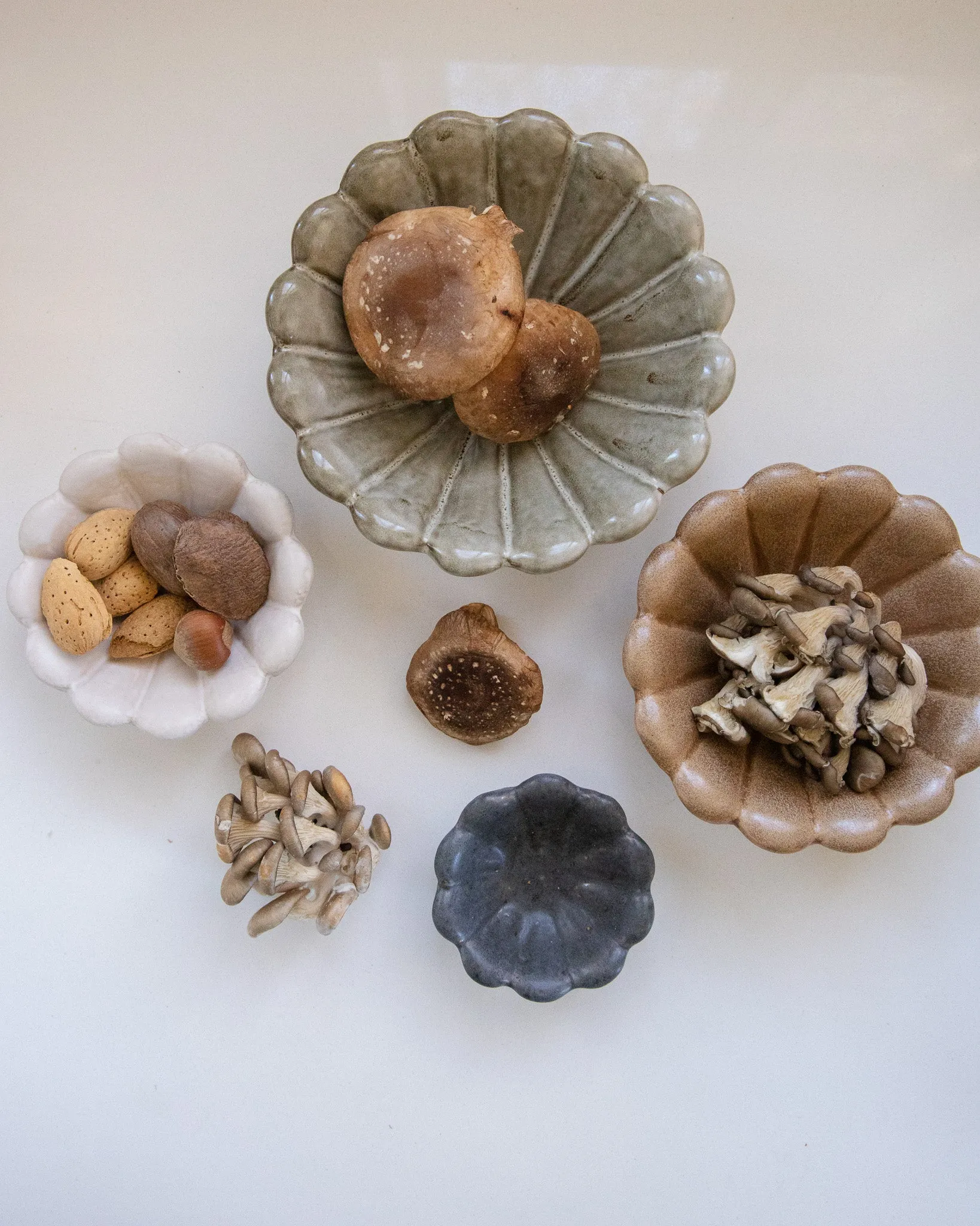 Set of 4 Stoneware Scalloped Bowls